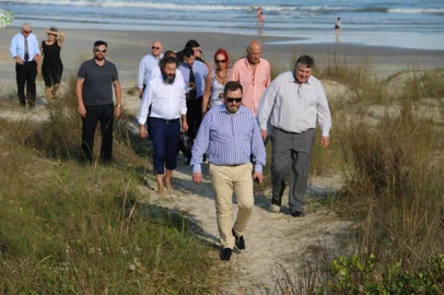 Grupo de russos visita área em Arroio do Sal onde será instalado o porto do Litoral Norte. 