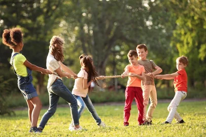  Cute little children playing with rope outdoors on sunny dayFonte: 207871756
