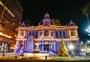 Iluminação e enfeites espalham clima de Natal em Porto Alegre