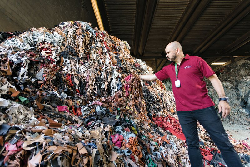 Antonio Daniel Flores, gerente comercial da ILSA, mostra os resíduos