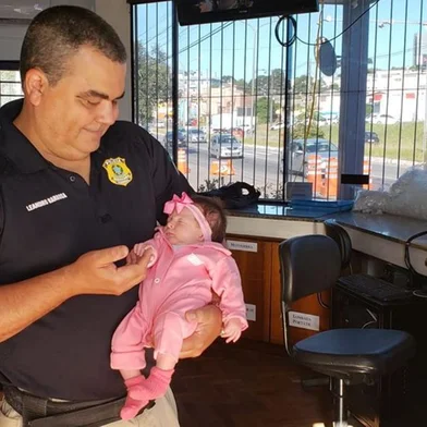 Dez dias após um dos episódios mais marcantes da carreira de 25 anos na Polícia Rodoviária Federal (PRF), Leandro Barbosa, 50 anos, reencontrou Milena Pagliarin Krindges, recém-nascida de 14 dias que ele ajudou a salvar em Caxias do Sul. Na tarde desta terça-feira (10), os pais da pequena, Tatiana Pagliarin Krindges, 39 anos, e Ismael Krindges, 37 anos, volaram ao posto onde, no dia 30 de novembro, pediram socorro à bebê que estava sufocando por engasgamento.