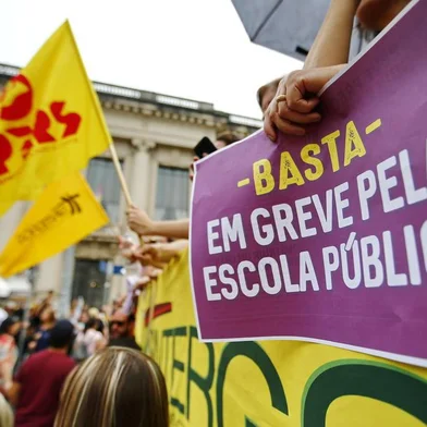  PORTO ALEGRE, RS, BRASIL, 26-11-2019: Assembleia do CPERS em frente ao Palácio do Piratini, na Praça da Matriz em Porto Alegre. Professores e servidores do estado mantiveram a greve (FOTO FÉLIX ZUCCO/AGÊNCIA RBS, Editoria de Notícias).