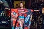 Mariana Ximenes protesta a favor da cultura com vestido feito com cartazes de filmes brasileiros
