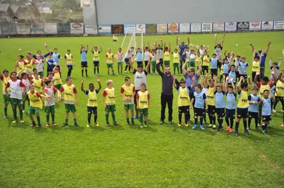  CAXIAS DO SUL, RS, BRASIL, 09/11/2019. Campo do Esporte Clube São Luiz, em São Luiz da 6ª Légua. Projeto Brilhar atende 170 crianças de três comunidades do interior caxiense. Ele é coordenado pelo ex-jogador do Juventude Ferreira. (Porthus Junior/Agência RBS)