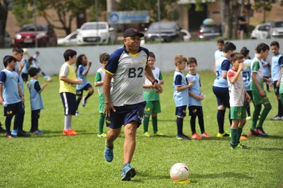  CAXIAS DO SUL, RS, BRASIL, 09/11/2019. Campo do Esporte Clube São Luiz, em São Luiz da 6ª Légua. Projeto Brilhar atende 170 crianças de três comunidades do interior caxiense. Ele é coordenado pelo ex-jogador do Juventude Ferreira. (Porthus Junior/Agência RBS)