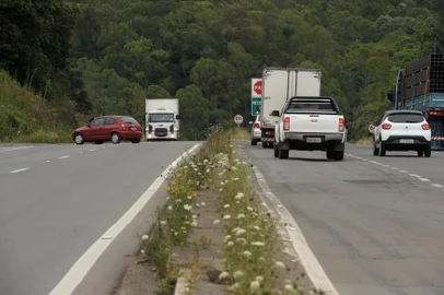 CAXIAS DO SUL. RS, BRASIL, 12/12/2019Motoristas continuam utilizando o acesso pelo canteiro central da RS-122 ao bairro Forqueta, em Caxias, e não a alça de acesso construída em frente ao posto do Grupo Rodoviário da Brigada Militar em Farroupilha. (Lucas Amorelli/Agência RBS)