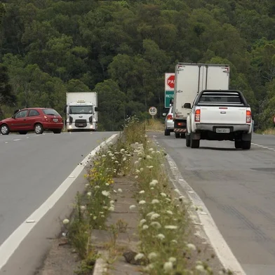 CAXIAS DO SUL. RS, BRASIL, 12/12/2019Motoristas continuam utilizando o acesso pelo canteiro central da RS-122 ao bairro Forqueta, em Caxias, e não a alça de acesso construída em frente ao posto do Grupo Rodoviário da Brigada Militar em Farroupilha. (Lucas Amorelli/Agência RBS)