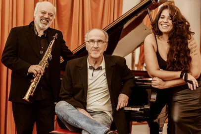 Espetáculo musical De Chaplin a Jobim, com Pedrinho Figueiredo (direita), Paulo Dorfman e Anaadi encerra a temporada 2019 do Theatro São Pedro