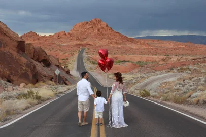 Casal Cassiane Borges e Alex Francischetti, com o filho Caetano. Casamento foi em Las Vegas