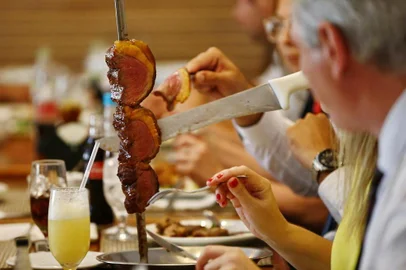  PORTO ALEGRE, RS, BRASIL, 12-12-2019: Alta do preço da carne e o impacto no valor dos restaurantes. Na foto, rodízio de churrasco em Porto Alegre (FOTO FÉLIX ZUCCO/AGÊNCIA RBS, Editoria de Notícias).