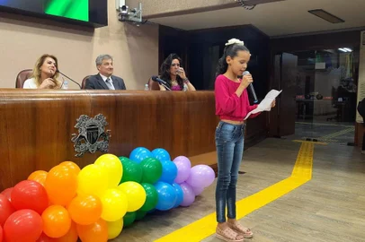 Menina Eduarda Chaida dos Santos, 11 anos, leu um texto no qual fala da gratidão e da sorte de ter duas mães, durante entrega da Comenda Medalha Percy Vargas de Abreu e Lima para o movimento Parada Livre