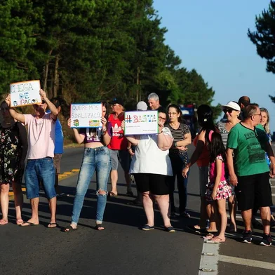  CAXIAS DO SUL, RS, BRASIL, 13/12/2019. Moradores do bairro Jardim das Hortências organizaram um protesto na RSC-453 (Rota do Sol), km 148, no trevo de acesso à empresa Mundial.  Segundo o presidente da Associação de Moradores do Bairro (Amob) Jardim das Hortênsias, Adelar Ferreira Souza, o ato teve como objetivo chamar a atenção da comunidade e dos governantes acerca das condições precárias da estrada e também da falta de sinalização no acesso ao bairro. (Porthus Junior/Agência RBS)