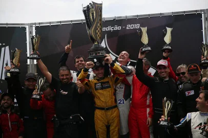  VIAMÃO, RS, BRASIL - Disputa das 12 Horas de Tarumã, em Viamão. Na imagem: o vencedor da prova, Analino Choka Sirtuli. (Foto: Jefferson Botega/Agencia RBS)<!-- NICAID(14359583) -->