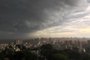  Aproximação de nuvens carregadas sobre Porto Alegre<!-- NICAID(14359878) -->