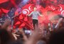 Michel Teló emociona fãs em show na Redenção