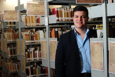  CAXIAS DO SUL, RS, BRASIL, 11/12/2019. Aos 18 anos, Arthur Campagnolo Della Giustina é o novo presidente da Academia Caxiense de Letras. (Porthus Junior/Agência RBS)