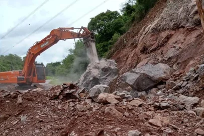 Pista da RS-122 começa a ser recuperada na tarde desta segunda