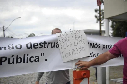  CAXIAS DO SUL, RS, BRASIL, 16/12/2019Familiares protestam na frente do 12 Batalhão da BM contra o governador Eduardo Leite.(Lucas Amorelli/Agência RBS)