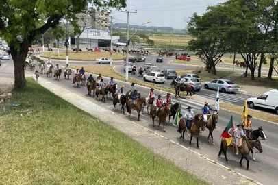 RS: Cavalgadas do Bem reuniram mais de 5 mil prendas e pões