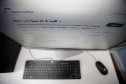  PORTO ALEGRE, RS, BRASIL - 2019.12.16 - Movimento do primeiro dia de implementação da Carteira Digital. (Foto: ANDRÉ ÁVILA/ Agência RBS)Indexador: Andre Avila<!-- NICAID(14360615) -->