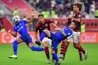 Hilal's Sebastian Giovinco (C-Front) controls the ball as he is marked by Flamengo's defender Pablo Marí (C-Back) during the 2019 FIFA Club World Cup semi-final football match between Brazil's Flamengo and Saudi's al-Hilal at the Khalifa International Stadium in the Qatari capital Doha on December 17, 2019. (Photo by Giuseppe CACACE / AFP)