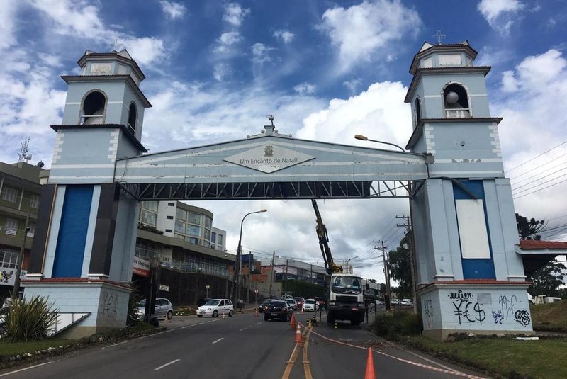 A restauração do pórtico de Ana Rech está em andamento há cerca de duas semanas. O trabalho está sendo realizado pela Sociedade Amigos de Ana Rech (Samar), com o apoio da Marcopolo e da prefeitura de Caxias do Sul.
