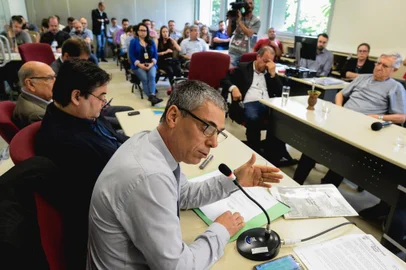ReuniÃ£o conjunta das comissÃµes delibera a reduÃ§Ã£o da Quota Mensal BÃ¡sica Parlamentar na CÃ¢mara. Na foto, com a fala, o vereador Cassio Trogildo.
