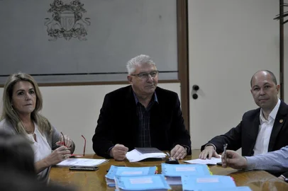  CAXIAS DO SUL, RS, BRASIL, 18/12/2019A Comissão Processante da Câmara de Vereadores votou pela procedência da denúncia de impeachment contra o prefeito Daniel Guerra (Republicanos). O relatório final foi apresentado em coletiva na manhã desta quarta-feira (18), no Legislativo. O parecer foi protocolado ainda na manhã desta quarta-feira para avaliação do presidente da Câmara, Flavio Cassina (PTB), que fará a intimação ao prefeito e após poderá convocar a sessão de julgamento do plenário, que irá votar separadamente os quatro itens (três pela cassação e um arquivamento).(Lucas Amorelli/Agência RBS)