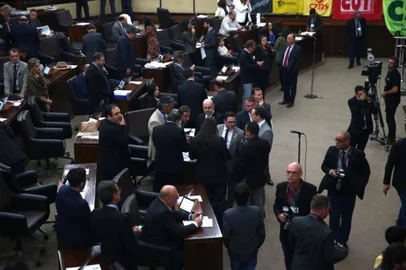  ***FOTOS EM BAIXA*** Assembleia vota projetos do governo Eduardo Leite que alteram Previdência de servidores estaduais<!-- NICAID(14363137) -->