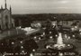Uma árvore de Natal dentro do chafariz nos anos 1950