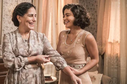 éramos seis, Isabel ( Giullia Buscacio ) e Lola ( Gloria Pires ) 