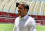FOTO: após apresentação, Coudet conhece o gramado do Beira-Rio