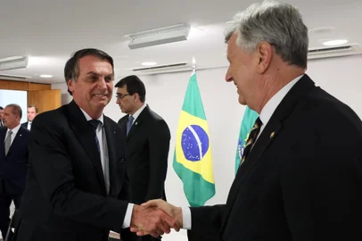 Presidente da República, Jair Bolsonaro durante audiência ao Advogado-Geral da União André Luiz de Almeida e o Senador Luis Carlos Heinze (PP/RS).