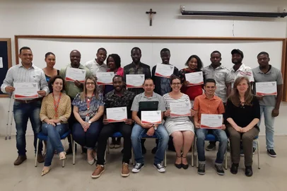 Nove imigrantes do Senegal, Haiti e Venezuela receberam, na noite desta quarta-feira, dia 18 de dezembro, o certificado do curso de LID e Metrologia, oferecido gratuitamente por meio da parceria entre a Faculdade Murialdo e Coletivo Ser Legal.