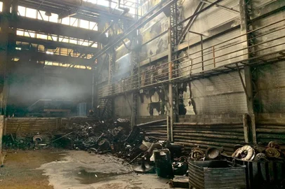 Incêndio controlado na Fundição Thomé em Caxias do Sul.