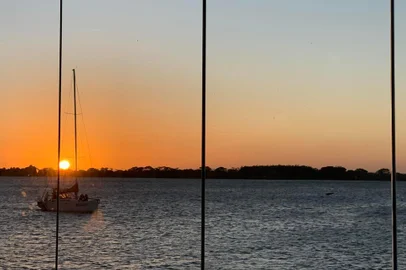 Foto do pôr do sol no restaurante 360, na orla do Guaíba, em Porto Alegre (RS).<!-- NICAID(14365146) -->