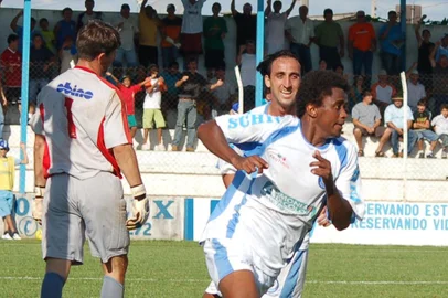 Na foto, João Paulo, do Glória, comera seu gol e a vitória do time contra o Guarany-BA, no domingo em Vacaria. Fonte: Especial