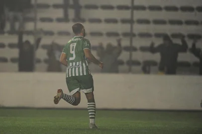 CAXIAS DO SUL, RS, BRASIL, 01/07/2019. Juventude x Luverdense, jogo válido pela Série C do Campeonato Brasileiro realizado no estádio Alfredo Jaconi. Comemoração do segundo gol do Juventude marcado pelo atacante Dalberto (9). (Porthus Junior/Agência RBS)