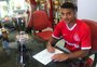 Filho do ex-volante Tinga assina contrato com o Inter