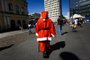 PORTO ALEGRE, RS, BRASIL, 18-12-2019: O humorista André Damasceno vestido como Papai Noel interage com pedestres no Largo Glênio Peres, em frente ao Mercado Público, na região central. (Foto: Mateus Bruxel / Agência RBS)