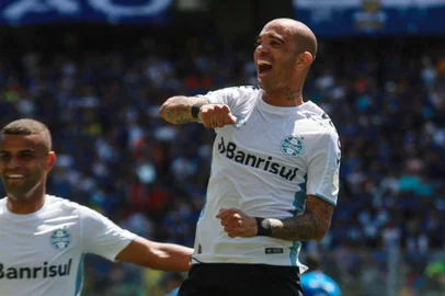 BELO HORIZONTE,MG,08.09.2019:CRUZEIRO-GRÊMIO - O jogador Diego Tardelli do Grêmio comemora gol durante partida entre Cruzeiro e Grêmio, válida pelo Campeonato Brasileiro 2019 no Estádio Mineirão em Belo Horizonte (MG), neste domingo (08). (Foto: Rodney Costa/Futura Press/Folhapress)