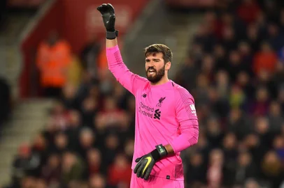  Liverpools Brazilian goalkeeper Alisson Becker gestures during the English Premier League football match between Southampton and Liverpool at St Marys Stadium in Southampton, southern England on April 5, 2019. (Photo by Glyn KIRK / AFP) / RESTRICTED TO EDITORIAL USE. No use with unauthorized audio, video, data, fixture lists, club/league logos or live services. Online in-match use limited to 120 images. An additional 40 images may be used in extra time. No video emulation. Social media in-match use limited to 120 images. An additional 40 images may be used in extra time. No use in betting publications, games or single club/league/player publications. / Editoria: SPOLocal: SouthamptonIndexador: GLYN KIRKSecao: soccerFonte: AFPFotógrafo: STR<!-- NICAID(14099926) -->