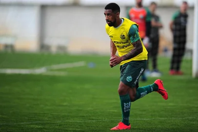  CAXIAS DO SUL, RS, BRASIL, 27/08/2019. Treino do Juventude no CT. O Ju se prepara para o primeiro jogo das quartas-de-final da série C do Campeonato Brasileiro. Na foto, lateral Vidal. (Porthus Junior/Agência RBS)Indexador: Porthus Junior                  