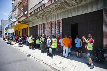  PORTO ALEGRE, RS, BRASIL,26/12/2019- Inauguração do primeiro restaurante popular do projeto Prato Alegre. Estabelecimento fica na Rua Garibaldi, no bairro Floresta, região central de Porto Alegre. Serão servidos 200 almoços por dia para pessoas em situação de vulnerabilidade social.(FOTOGRAFO: FÉLIX ZUCCO / AGENCIA RBS)