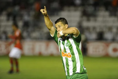  CAXIAS DO SUL, RS, BRASIL, 04/04/2012. Juventude x Portuguesa, jogo válido pela Copa do Brasil 2012 e realizado no estádio Alfredo Jaconi. Comemoração do gol do Juventude marcado pelo atacante Jonatas Belusso. (Porthus Junior/Pioneiro)