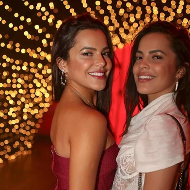 24/12/2019. Festa de Natal Christmas For Fun, organizada pela Business For Fun, na Casa NTX. Na foto, Emilly Araújo e Mayla Araújo.<!-- NICAID(14369476) -->