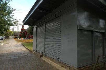 CAXIAS DO SUL, RS, BRASIL, 26/12/2019Bancas de revistas do centro fechadas pelo ex prefeito Daniel GuerraBanca ao lado da prefeitura(Lucas Amorelli/Agência RBS)