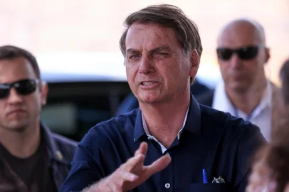 O presidente Jair Bolsonaro cumprimenta apoiadoresBRASÃLIA, DF, 27.12.2019 Â– JAIR-BOLSONARO-DF: O presidente Jair Bolsonaro cumprimenta apoiadores e fala com jornalistas do lado de fora do PalÃ¡cio da Alvorada, em BrasÃ­lia (DF), nesta sexta-feira (27). O presidente deve viajar logo mais para Salvador (BA), onde passarÃ¡ a virada de ano. (Foto: Pedro Ladeira/Folhapress)Local: BRASÃ?LIA ;DF ;BRASIL<!-- NICAID(14372316) -->