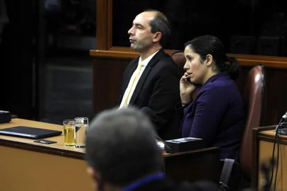  CAXIAS DO SUL, RS, BRASIL, 16/04/2018.  Sessão de julgamento do processo de impeachment do prefeito de Caxias do Sul, Daniel Guerra (PRB), na Câmara de Vereadores. NA FOTO: Rodrigo Beltrão e Denise Pessoa. (Marcelo Casagrande/Agência RBS)