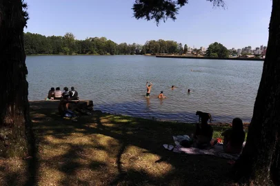  CAXIAS DO SUL, RS, BRASIL, 28/12/2019 - Mesmo com proibição, calor leva dezenas de banhistas a represas, como a do Complexo Dal Bó, em Caxias do Sul. (Marcelo Casagrande/Agência RBS)